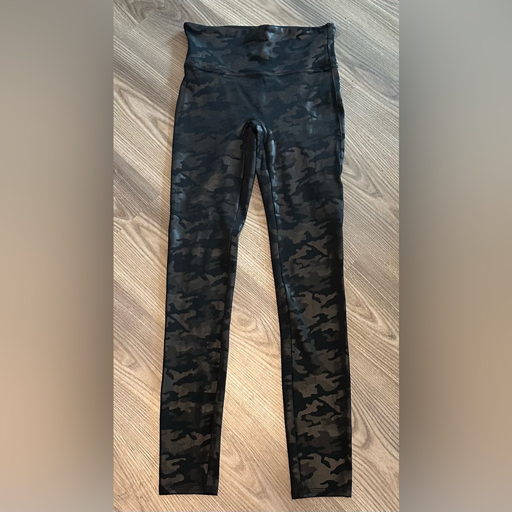 Spanx Faux Leather Camo Leggings Slimming Pull On Women’s size Small